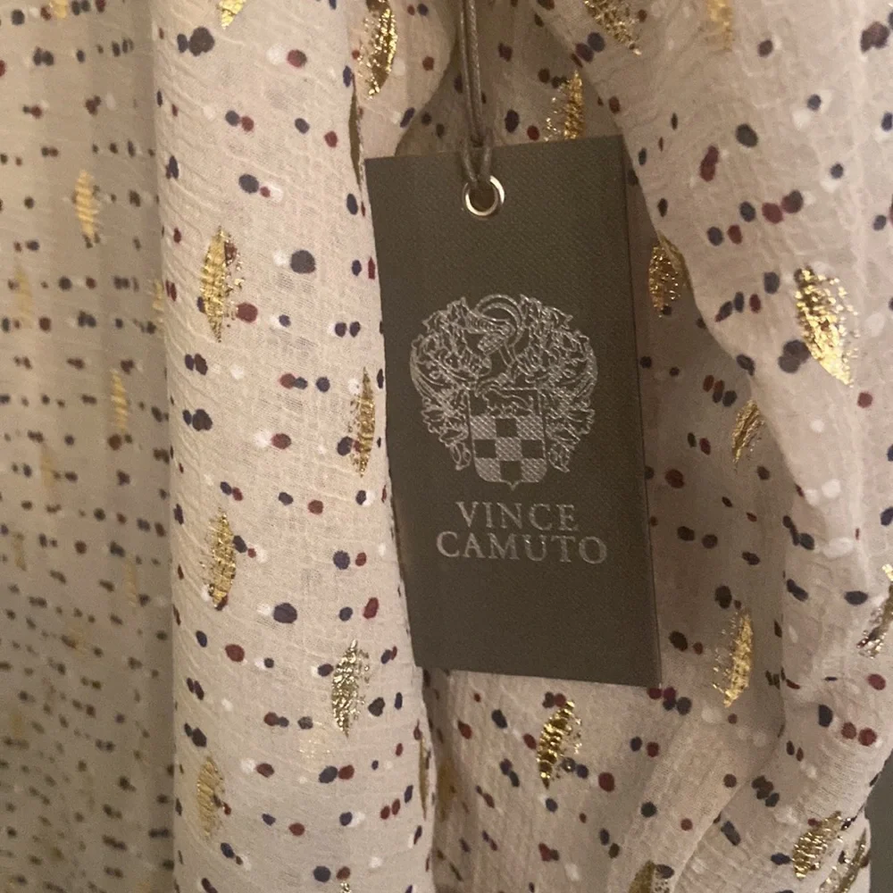 Vince Camuto Gorgeous Vneck Blouse. NWT. Size L - Picture 5 of 10